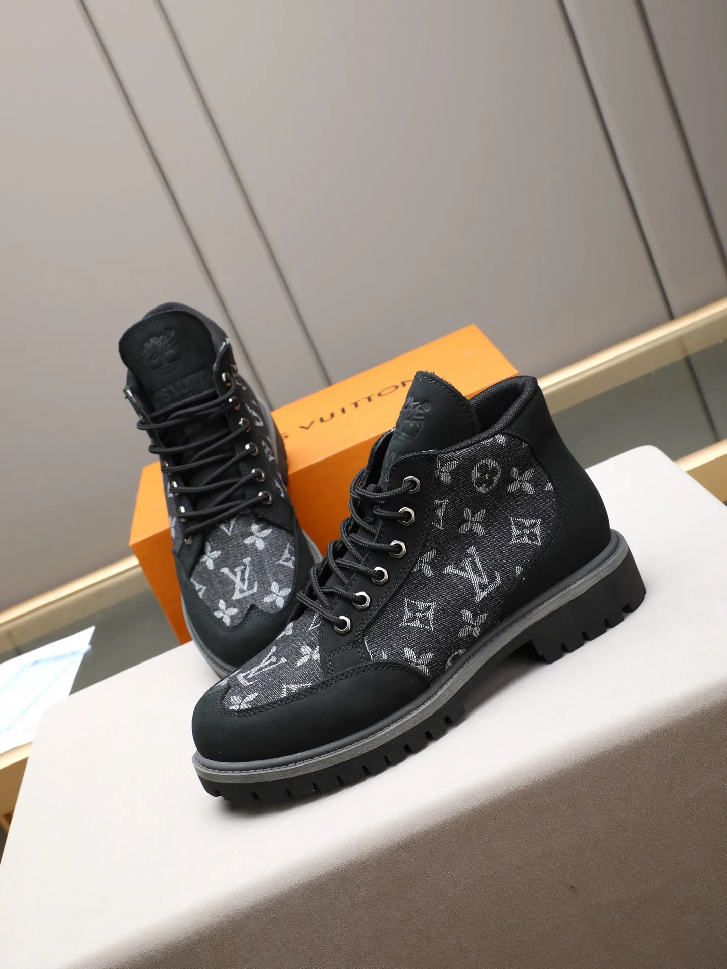PP460 LOUIS VUITTON ss25 LV donkey brand new thick-soled lace-up big-toe shoes men's casual shoes high-top short boots. These boots are crafted from top-grain calf leather for a lightweight and comfortable fit. The thick EVA outsole is embellished with eye-catching ridges, and the trendy attitude of being both strong and soft makes it an everyday choice. ✔Upper: imported first-layer cowhide ✔Inner lining: sheep lining ✔Outsole: original molded outsole Size: 38-44 (45 customized)